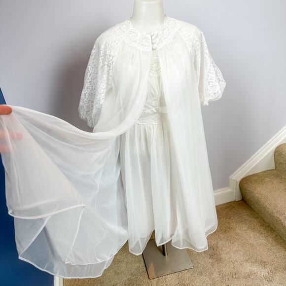 Vintage Vanity Fair White Ruffle Lace Bridal Robe & Slip Nightgown Set – XS (30) - Picture 5 of 14